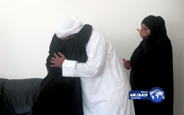 شاب وشقيقته يلتقيان أمهما بعد فراق 32 عاماً