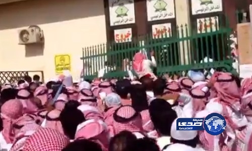 بالفيديو – تدافع وتزاحم المواطنين في جوازات الرياض