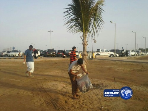 16 شاباً من “مواهب جدة” يقومون بحملة تطوعية لتنظيف شاطئ ثول
