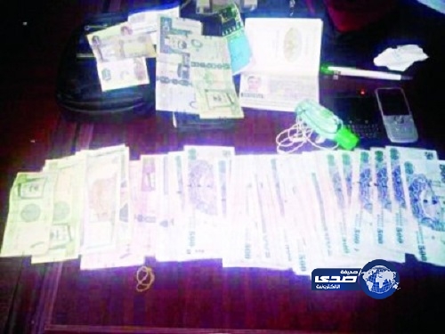 قوة أمن الحرم تضبط لصًا بحوزته ٤٠٠٠ درهم و ٧٥ ألف ريال