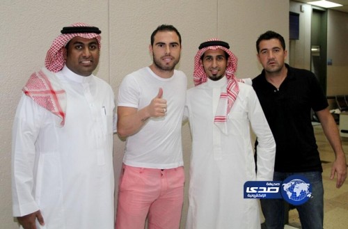 سيزار يصل إلى جدة بعد حل مشكلة تأشيرة زوجته