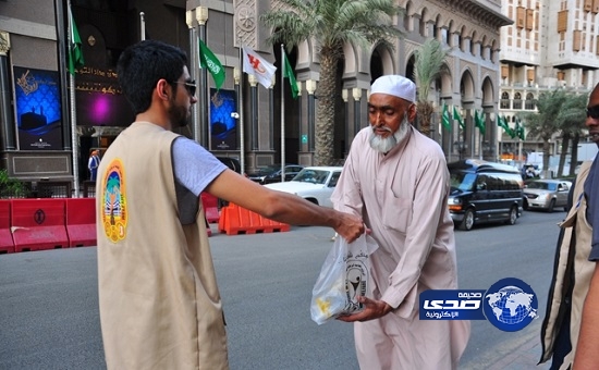 شباب الزلفي يسقون نحو ألفي معتمر بمياه زمزم