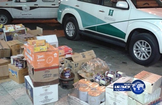 بالصور – إتلاف 6 آلاف سلعة غذائية فاسدة في المدينة المنورة