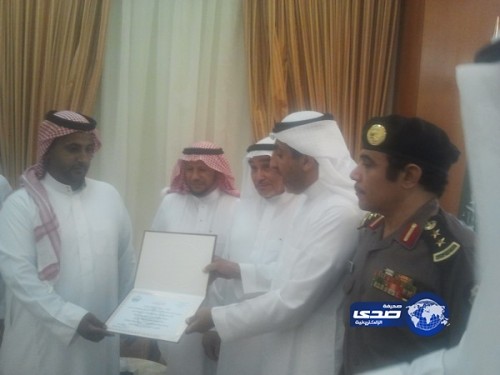 محافظ ينبع يكرِّم حارس أمن رفض رشوة من وافد