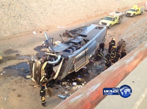 مصرع 5 أشخاص وإصابة 17 في انقلاب “باص” للنقل الجماعي
