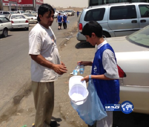 توزيع 20 ألف قارورة مياه على العمال الأجانب بـ “الشرقية”