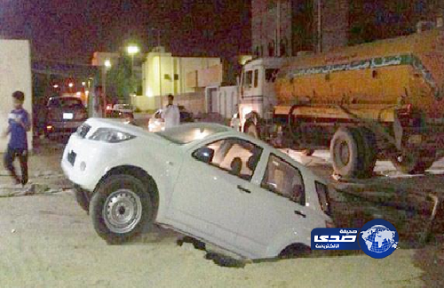 سقوط سيارة داخل خزان صرف بينبع