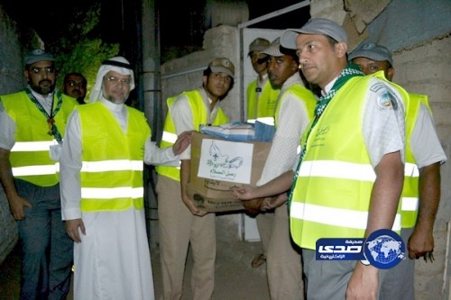 360 كشافاً من رسل السلام يوزعون سلال غذائية بمكة