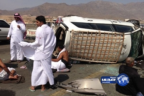 إصابة 8 معتمرين في حادث تصادم حافلة مع سيارة بطريق “الكر”