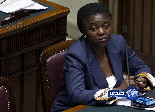 رشق وزيرة ايطالية سوداء بالموز اثناء القائها خطابا