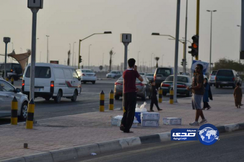 ‏متطوعو الإحسان يوزعون إفطار صائم في شوارع جدة