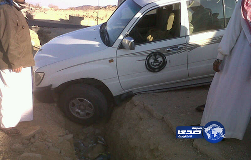 سقوط سيارة حكومية في حفرة مشروع متعثر بـ “القفيف”