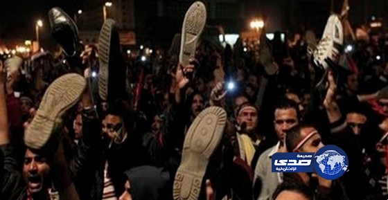 متظاهرو التحرير يردون على خطاب مرسي بالأحذية وفي الاتحادية ارحل يا ابن سنية