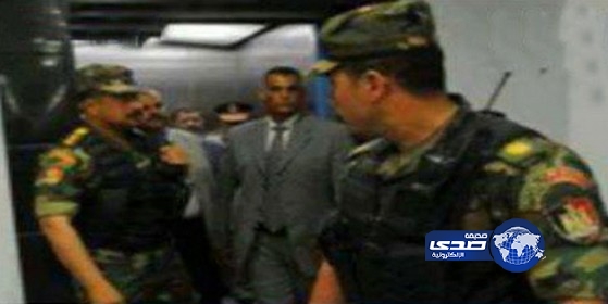 بالفيديو .. لحظة القبض على الرئيس المصري المخلوع  ونقله تحت سيطرة القوات المسلحة