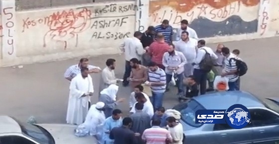 بالفيديو..لحظة توزيع أموال للمطالبين بعودة مرسي