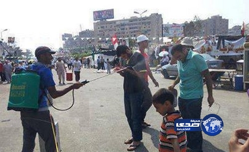 مؤيدو “مرسي” في رابعة العدوية يلجئون للمبيدات للحد من انتشار “الجرب”