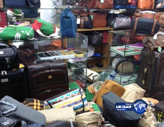 وزارة التجارة تصادر 1000 وحدة من الشنط والنظارات المقلدة من أسواق جدة