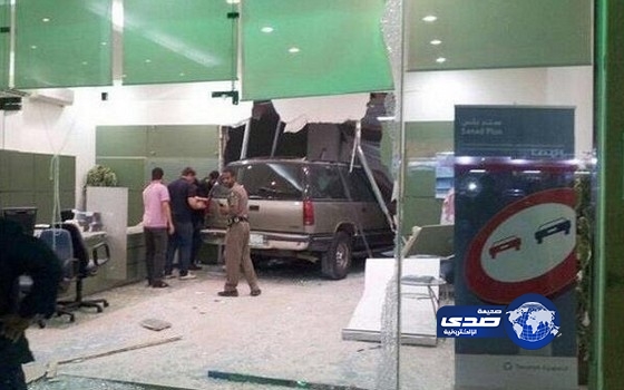 سيارة عائلية لرجل مسن تقتحم &#8220;شركة تأمين&#8221; في الرياض