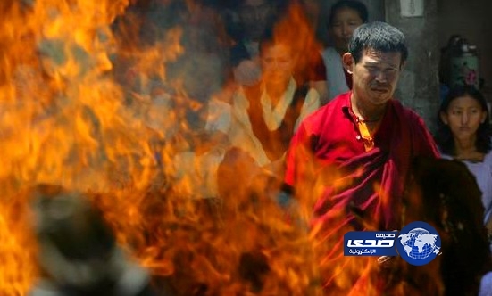 رجل دين تيبتي يحرق نفسه احتجاجا