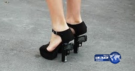 السلطات الأميركية تصادر حذاء امرأة بسبب المسدس