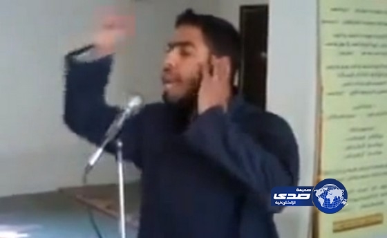 بالفيديو..أحد انصار مرسي حرف الأذان ليسب الجيش المصري