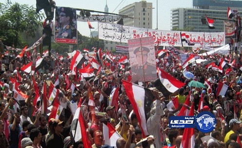 الجيش المصري يلقي بطاقات “شكر” على المتظاهرين بالتحرير