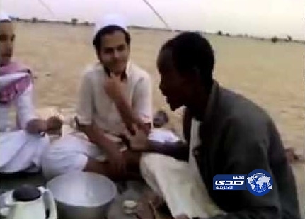 بالفيديو..عامل إفريقي يهدد 3 سعوديين بالقتل