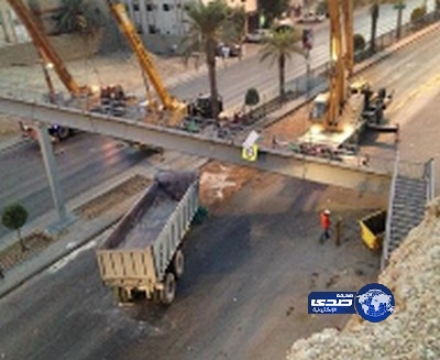 بالصور.. إزالة جسر المشاة بملز الرياض بعد ارتطام شاحنة به