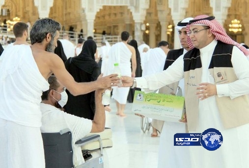 توزيع عبوات زمزم في جسر المطاف لذوي الاحتياجات الخاصة