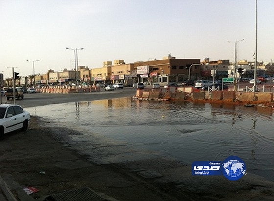 بالصور.. أشهر شوارع “حى طويق بالرياض” يتحول إلى بحيرة صرف صحي‎