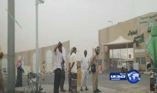 بالصورة – السيطرة على تجمع 1500 مجهول هوية بمنفذ الطوال