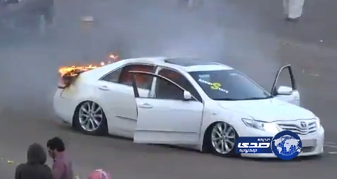 بالفيديو – النيران تلتهم سيارة معدلة في استعراض ببلّسمر