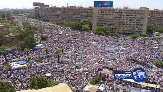 مئات الآلاف يتوافدون لـ&#8221;التحرير&#8221;استعدادًا لسماع بيان الجيش