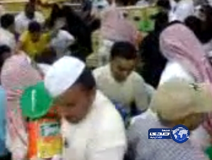 بالفيديو – هجوم المتسوقين على عصير “تانج” مخفض