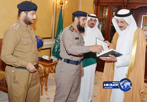 أمير جازان يتسلم التقرير الإعلامي السنوي للدفاع المدني بالمنطقة