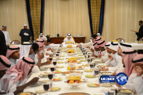 أمير مكة يشارك عدداً من الشباب الأيتام طعام الإفطار في منزله