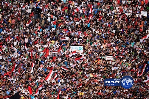 سلاسل بشرية من المعتصمين تغلق مجمع التحرير