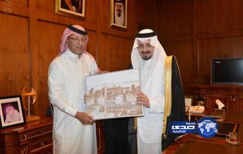 أمير عسير يستقبل صاحب معرض “شوفه” ويتسلم صوراً تذكارية