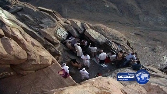 زوار مكة يصعدون 1045 درجة على أقدامهم إلى غار حراء