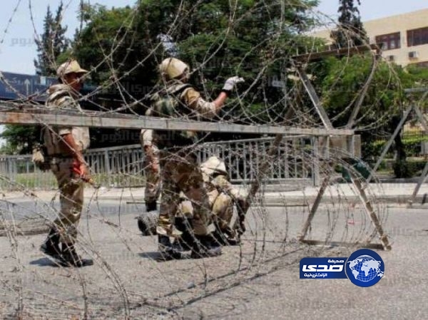 الجيش المصري يغلق الطرق المؤدية لوزارة الدفاع بالأسلاك الشائكة
