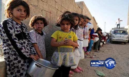 أطفال سوريون ينتظرون طعام الإفطار في الرقة في سوريا