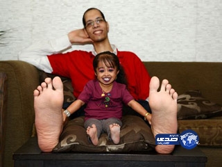 أقصر امرأة تلتقي صاحب أطول قدمين