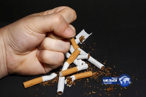 يضع رأسه في قفص ليقلع عن التدخين