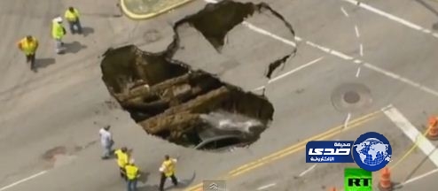 بالفيديو .. انهيار في شارع يبتلع سيارة مع سائقتها