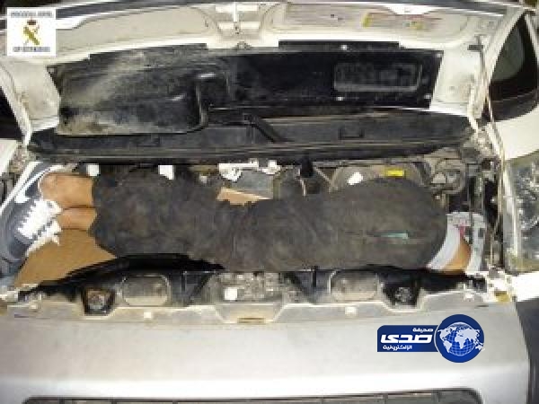 شاب مغربي يحاول التسلل الى اسبانيا مختبأ تحت الغطاء الامامي للسيارة