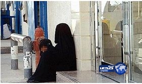 ضبط سيدة خليجية “تتسول” بسيارتها الـ”لكزس” وزوجها الإماراتي يصاب بالصدمة