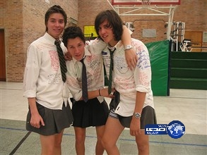 طلاب يرتدون “التنانير” احتجاجاً على منع “السراويل القصيرة”