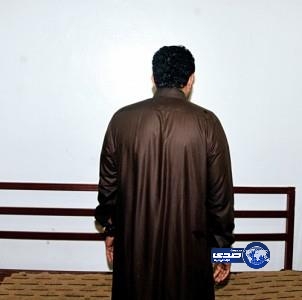 القبض على وافد عربي زور شهادة “طبيب عام” .. ويستقل سيارة مسروقة!