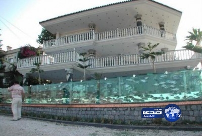 بالصور : رجل أعمال تركي يستبدل سور فيلته بالكامل بحوض أسماك