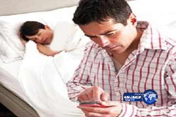 الأزواج أكثر الخائفين من وقوع المحمول في يد الشريك